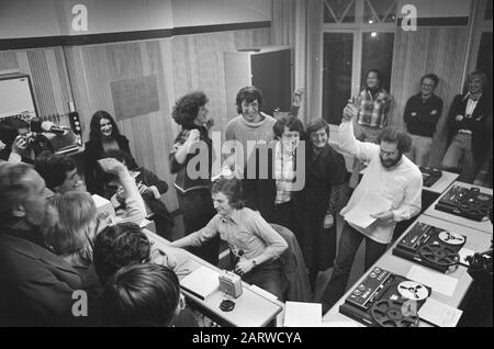 Sendungen Radio Amsterdam City startete; Freude an den ersten Sendemomenten, rechter Chefredakteur Leo Jacobs links von ihm/Datum: 5. Januar 1976 Stockfoto