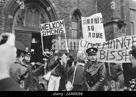 Bischof Simonis installierte als Erzbischof von Utrechter Proponenten und Gegner Simonis für die Kathedrale Saint-Catharine in Utrechter Datum: 8. Dezember 1983 Ort: Utrechter (Diözese), Utrechter (Provinz), Utrechter (Stadt) Schlüsselwörter: Erzbischöfe, Amtsannahme, Demonstrationen, Kathedalen, Polizisten, Banner Stockfoto