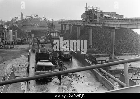 Zuckerrübenkampagne in vollem Gange bei CSM im Halfweg; ein Überblick während der Verarbeitung von Rüben am CSM Datum: 15. Oktober 1974 Standort: Halfway Keywords: Zuckerrüben, Kampagnen, Übersichten Personenname: CSM Stockfoto