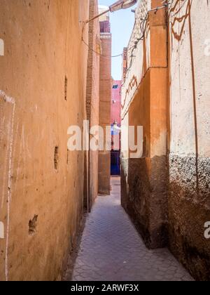 Vertikale Aufnahme einer schmalen Straße in der Altstadt Von Marrakesch Stockfoto