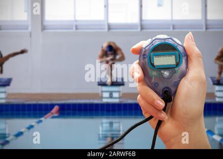 Zusammengesetztes Bild von Close Up der Frau hält eine Stoppuhr auf weißem Hintergrund Stockfoto
