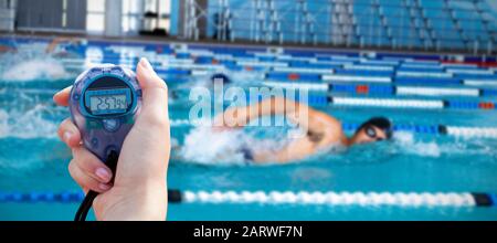 Zusammengesetztes Bild Nahaufnahme einer Frau mit einem Chronometer zur Leistungsmessung Stockfoto