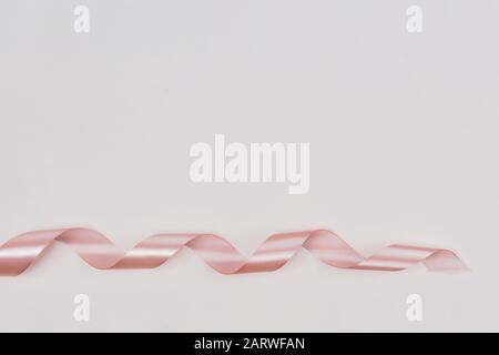 Perfektes pinkfarbenes Band auf hellrosa rustikalem Hintergrund. Stockfoto