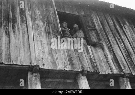 Orientierungsbesuch an der Ostküste des Karo-Plateaus Sumatra (SOK) 6. Und 7. März haben die Wali Negara der Negara Sumatera Timoer, Dr. T. Mansuer in der Gesellschaft von Tengkoe Hafas und der Leiter des Informationsdienstes, Herr [Orang Kaya] Ramli besuchte einen Abschnitt der Ostküste, nämlich das Karo-Plateau Datum: 6. März 1948 Standort: Indonesien, Niederländische Ostindien, Sumatra Stockfoto