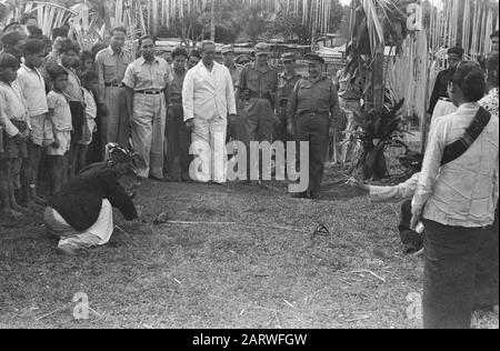 Orientierungsbesuch an der Ostküste des Karo-Plateaus Sumatra (SOK) 6. Und 7. März haben die Wali Negara der Negara Sumatera Timoer, Dr. T. Mansuer in der Gesellschaft von Tengkoe Hafas und der Leiter des Informationsdienstes, Herr [Orang Kaya] Ramli besuchte einen Abschnitt der Ostküste, nämlich das Karo-Plateau Datum: 6. März 1948 Standort: Indonesien, Niederländische Ostindien, Sumatra Stockfoto