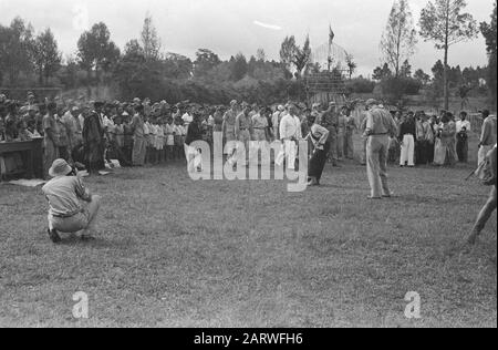 Orientierungsbesuch an der Ostküste des Karo-Plateaus Sumatra (SOK) 6. Und 7. März haben die Wali Negara der Negara Sumatera Timoer, Dr. T. Mansuer in der Gesellschaft von Tengkoe Hafas und der Leiter des Informationsdienstes, Herr [Orang Kaya] Ramli besuchte einen Abschnitt der Ostküste, nämlich das Karo-Plateau Datum: 6. März 1948 Standort: Indonesien, Niederländische Ostindien, Sumatra Stockfoto