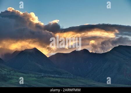 West Maui Berge bei Sonnenaufgang. Stockfoto