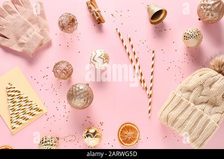 Schöne Weihnachtskomposition mit Winterzubehör auf Farbhintergrund Stockfoto