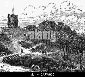 The Clock Tower und Rustic Bridge in Cragside bei Rothbury in Northumberland, England. Das Anwesen mit 1.729 Morgen hatte fünf künstliche Seen, die zur Erzeugung von Wasserkraft verwendet wurden, und das Haus war das erste der Welt, das durch Wasserkraft angezündet wurde, und verwendete Glühlampen, die vom Erfinder Joseph Swan bereitgestellt wurden. Es wurde von William George Armstrong (1810- 1900) Besitzer des Armstrong-Whitworth, Elswick arbeitet auf Tyneside, geschaffen. Stockfoto