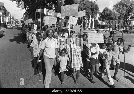 Suriname: Unabhängigkeit am 25/11 usw.; Parlament der Republik Suriname; Personen mit Schildern mit Slogans (Surinamesen) Datum: 1. Dezember 1975 Ort: Suriname Schlüsselwörter: INDEVENCE Stockfoto