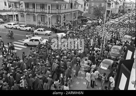 Suriname: Unabhängigkeit am 25/11 usw.; große Menschenmassen auf der Straße Datum: 1. Dezember 1975 Ort: Suriname Schlüsselwörter: INDEVENCE, Straßen Stockfoto