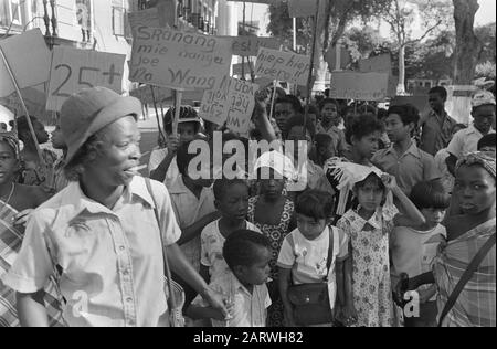 Suriname: Unabhängigkeit am 25/11 usw.; Parlament der Republik Suriname; Personen mit Schildern mit Slogans (Surinamesen) Datum: 1. Dezember 1975 Ort: Suriname Schlüsselwörter: INDEVENCE Stockfoto