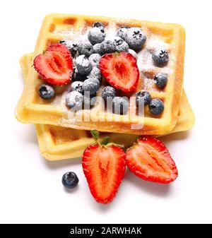 Leckere Waffeln mit Beeren auf weißem Hintergrund Stockfoto