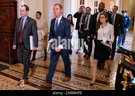 Washington DC, USA. Januar 2020. Der Hausverwalter und Ausschussvorsitzende, Rep. Adam Schiff (D-CA), geht am Mittwoch, 29. Januar 2020, zur Senatskammer für die Fortsetzung des Amtsenthebungsverlages des Senats von Präsident Donald J.Trump im US-Kapitol in Washington, DC. Trump steht vor zwei Artikeln der Amtsenthebung: Machtmissbrauch und Behinderung des Kongresses. Foto von Ken Cedeno/UPI Credit: UPI/Alamy Live News Credit: UPI/Alamy Live News Stockfoto