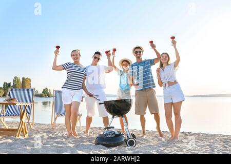 Freunde auf der Grillparty in der Nähe des Flusses Stockfoto