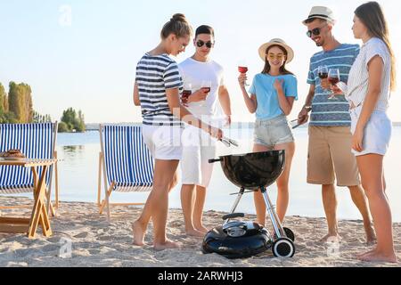 Freunde auf der Grillparty in der Nähe des Flusses Stockfoto