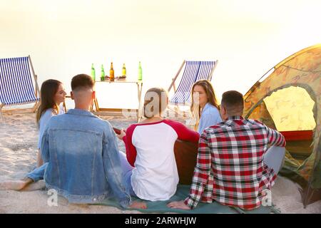 Freunde, die ein Picknick in der Nähe des Flusses machen Stockfoto