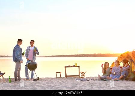 Freunde auf der Grillparty in der Nähe des Flusses Stockfoto