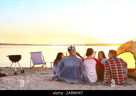 Freunde auf der Grillparty in der Nähe des Flusses Stockfoto