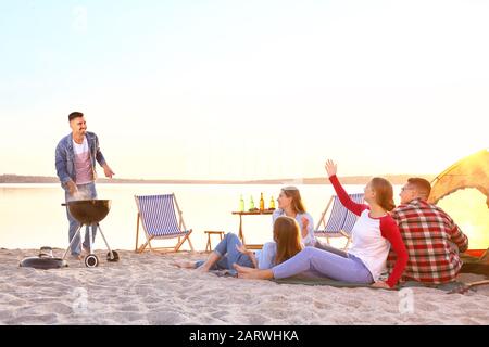 Freunde auf der Grillparty in der Nähe des Flusses Stockfoto