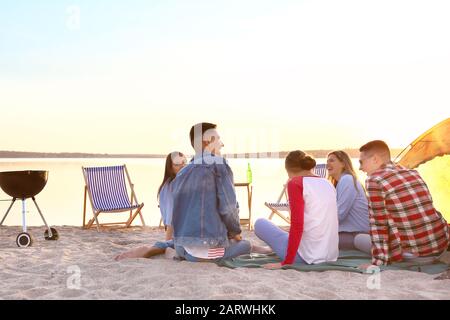 Freunde auf der Grillparty in der Nähe des Flusses Stockfoto