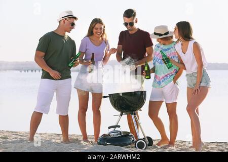 Freunde auf der Grillparty in der Nähe des Flusses Stockfoto