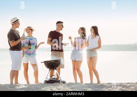 Freunde auf der Grillparty in der Nähe des Flusses Stockfoto