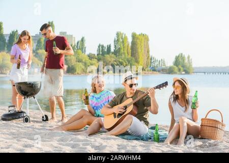 Freunde auf der Grillparty in der Nähe des Flusses Stockfoto