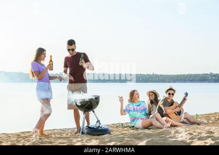 Freunde auf der Grillparty in der Nähe des Flusses Stockfoto