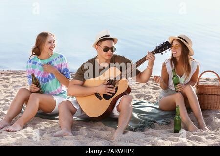 Freunde in Picknick im Freien auf Sommer Tag Stockfoto