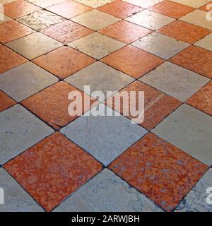 Mittelalterliche Marmorboden karierten Fliesen in Venedig Stockfoto