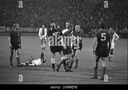 Fußballspiel Nürnberg Ajax: 1-1 Swart liegt auf dem Boden, Popp wird vom Schiedsrichter Droz Datum: 18. September 1968 Ort: Deutschland, Nürnberg Stichwörter: Verstöße, Schiedsrichter, Fußball Personenname: Swart, Sjaak Stockfoto
