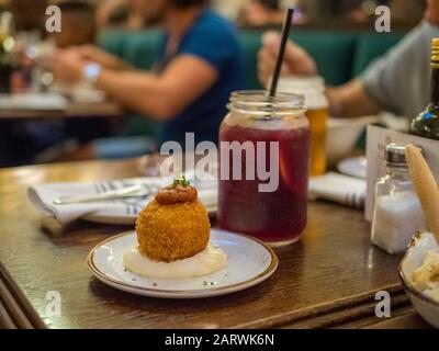 Nahaufnahme einer spanischen Tapa namens Bomba, serviert in einem Restaurant in Barcelona, Spanien Stockfoto