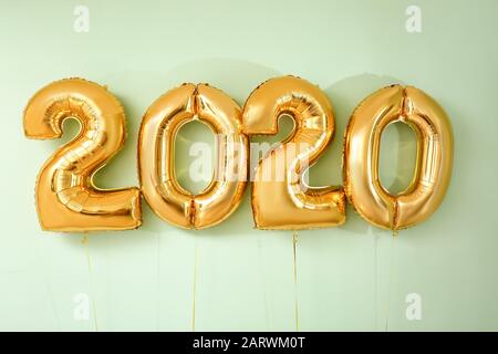 Abbildung 2020 aus Ballons auf farbigen Hintergrund Stockfoto