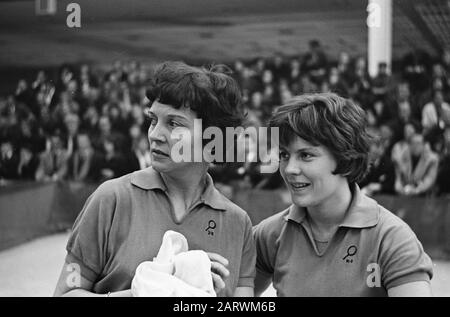 Tischtennis-Meisterschaften in Utrechter. Internationale Turniernummer 14 Diana Rowe und Miss Shannon (15+16) Datum: 6. Oktober 1963 Ort: Utrechter Schlagwörter: Tischtennis, Meisterschaften, Turniere Stockfoto