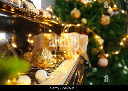 Klaviertastatur mit Weihnachtsdekor, Nahaufnahme Stockfoto