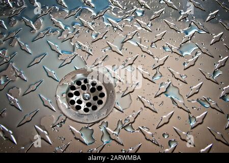 Aluminiumablass in strukturiertem Metall mit Wasser in der Nähe Stockfoto