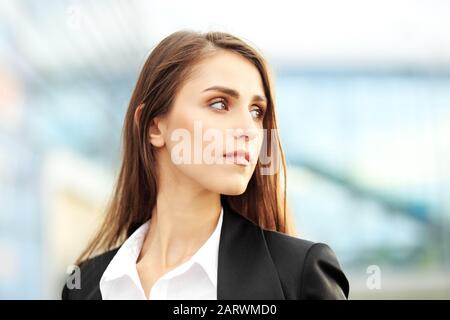 Junge schöne Frau, die sich im Geschäftsstil kleidet. Konzept für Lifestyle, Business, Bewegung, Motivation. Wunderschönes Make-up. Stockfoto