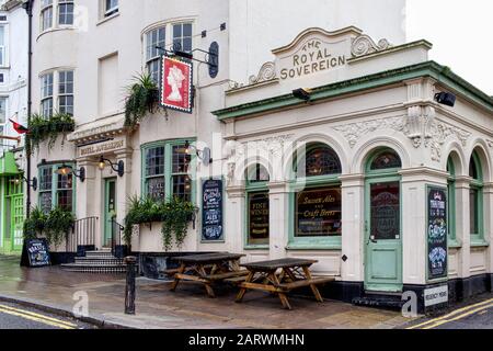 Brighton, EAST SUSSEX, ENGLAND, GROSSBRITANNIEN - 6. FEBRUAR 2019: Traditionelles englisches Pub. The Royal Sovereign in Brighton, Großbritannien. Stockfoto