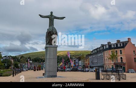 Bantry, Irland - 25. Juli 2018: Statue des Heiligen Brendan an der Hauptstraße und Platz der malerischen Küstenstadt Bantry im County Cork Stockfoto