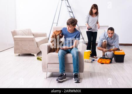 Die junge Familie tun Home Renovierung Stockfoto