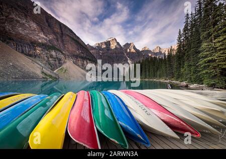Kanus am Moraine Lake mit Unterstützung der Wenkchemna Peaks, Valley of the Ten Peaks, Banff National Park, The Rockies, Alberta, Kanada Stockfoto