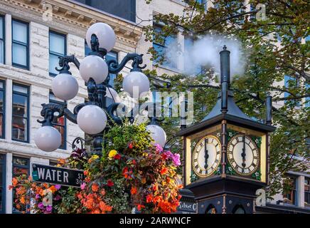 Die Gastown Steam Clock schlägt 18:00 Uhr, Gastown, Vancouver, British Columbia, Kanada Stockfoto