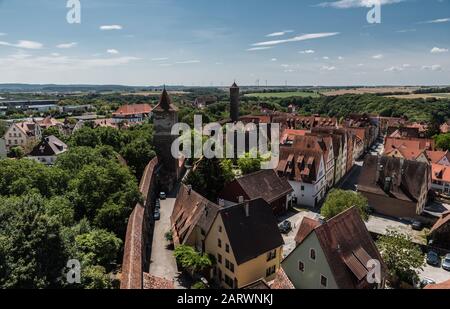 Rothenburg ob der Tauber, Bayern / Deutschland - 08 08 08 2018: Panoramaaussicht über die Altstadt vom Roeder-Turm aus gesehen Stockfoto