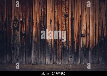 Nahaufnahme eines Holzzauns mit verkohlter Basis Stockfoto