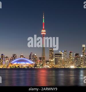 Toronto Skyline mit dem CN Tower bei Nacht, von Toronto Island, Toronto, Ontario, Kanada Stockfoto