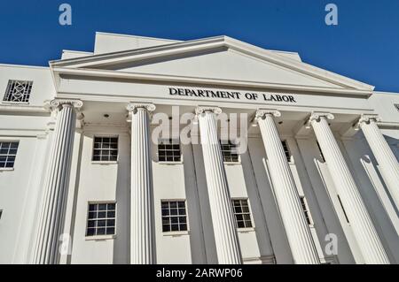 Aufwärtsbild der Vorderseite des Labour-Gebäudes in der Hauptstadt des Bundesstaates Alabama in Montgomery, Alabama. Stockfoto