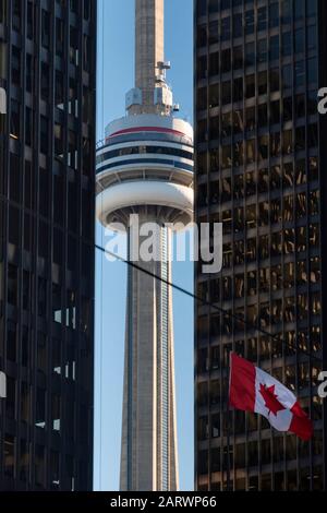 Der CN Tower durch die Wolkenkratzer in City, Toronto, Ontario, Kanada Stockfoto