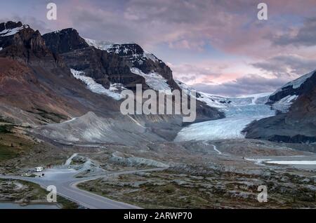 Ein Motorhome am Fuß des Athabasca-Gletschers, unterstützt von Mount Athabasca & Mount Andromeda, Jasper National Park, Canadian Rockies, Alberta, Kanada Stockfoto