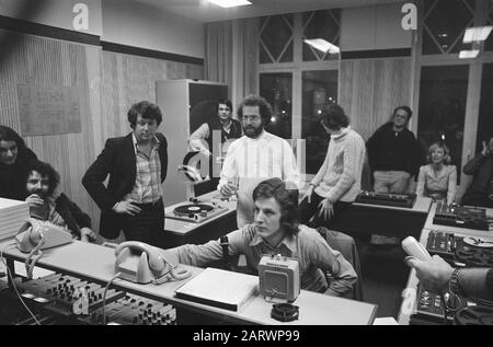 Sendungen Radio Amsterdam City startete; Freude an den ersten Sendemomenten, rechter Chefredakteur Leo Jacobs links von ihm/Datum: 5. Januar 1976 Stockfoto